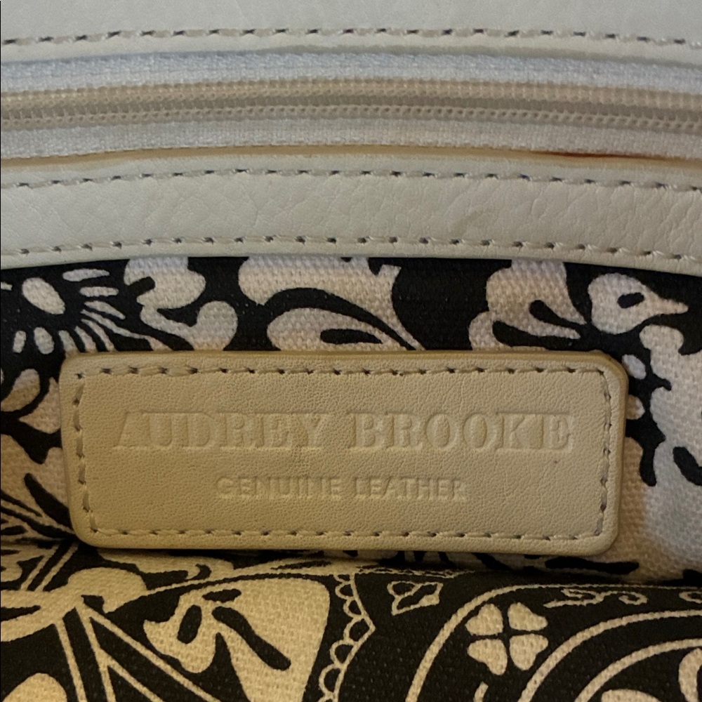 Audrey Brooke Black and Cream Tote Bag - Picture 9 of 9